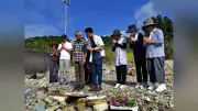 毎年恒例の三重・尾鷲湾で旧海軍熊野灘部隊の戦没者慰霊 空襲から81年、市民9人が線香手向け黙とう、松井さん「平和願う」