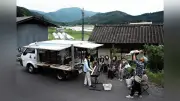 トルコ行進曲と共に走る移動商店「とらピ」、買い物難民を支援し高齢者の心も満たす