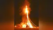 能登最大の火祭り「向田の火祭」、高さ30メートルの大たいまつ燃え上がる　若者たちが芯木取り出し歓声浴びる
