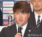 村上宗隆、両親との家族ショットに反響「お母さん、背が高い！」始球式に登場