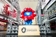 ミャクミャク「いらっしゃい」モニュメント、道頓堀に登場 かに道楽と共演