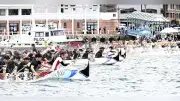「長崎ペーロン選手権大会」長崎港で手こぎの舟が競争、太鼓やドラの音に合わせ櫂をこぎ野母崎が5年連続優勝