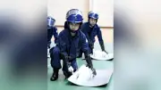 岡山県警学校で新人記者が体験入校 警備訓練や取り締まり実習に挑戦