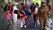 横須賀で夜間パトロール、米建国250年記念法被着用