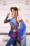 藤原紀香、キャッツアイ姿でノーバン投球に歓声「人生で初めて届きました」