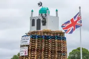 北アイルランド、かがり火にモスク模型設置で逮捕：反移民感情高まる