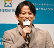 岡田准一、新CM会見で木村文乃と登場 人体模型「たなかくん」ディテール細かいもう1体の購入検討を明かす