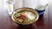 秋田の古民家で味わう沖縄そば あっさりスープに深み