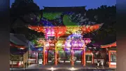 近江神宮で夏のライトアップ開始、楼門にプロジェクションマッピング