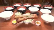 『オモウマい店』長さ30cm豚バラのビッグカツ丼1600円＆ご飯10杯おかわり無料