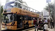 別府市でオープントップバス運行開始、湯けむりと硫黄の香り楽しむ