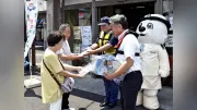 尾鷲海保などが海難防止キャンペーン、観光客にチラシ配布