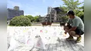 呉の小学生が色付け 平和願う紙オブジェ 原爆ドーム対岸でアートイベント25回目 約250点展示 外国人の観光客も撮影