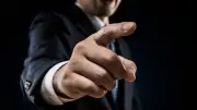入試会場の「おはよう」がカスハラに？若手教師を追い詰めた保護者の電話