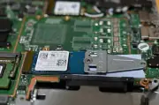 メモリ不足でPC出荷が4%減、2027年まで価格上昇の見通し