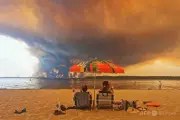 フランス森林火災を背景にビーチでのんびり過ごすカップル、その写真が「時代の象徴」として世界的に拡散、撮影者も反響に驚き
