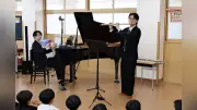 ピアニストとフルート奏者、春日井市の小学校で音楽の出前授業　クラシックの魅力伝える