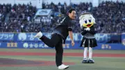 ピエール瀧、ロッテ戦始球式でキャップ飛ばす熱投「身に余る光栄」