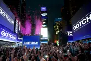 ポケモンGO10周年、NYタイムズスクエアでサプライズイベント 1000人以上が参加
