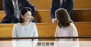 紀子さまが両手で「ハート」のポーズ、難病の日に出会った女性との絆