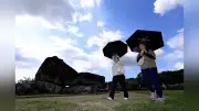 近畿など梅雨明け、平年より11日早く 石舞台古墳では観光客が日傘
