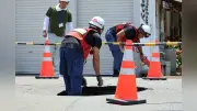和歌山市で道路陥没、直径1メートルの穴 けが人なし
