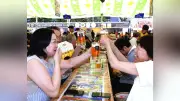 さっぽろ大通ビアガーデン開幕、札幌に夏の訪れ告げる