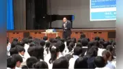 三田国際科学学園中学校・高等学校の1学期終業式 中学校長が「忍」の成り立ちを解説、高校校長がカンヌ映画祭受賞作品「急に具合が悪くなる」を紹介