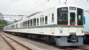 西武鉄道4000系「秩父の主」セミクロスシート車の特別感とライオンズカラー