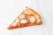 セブン-イレブン、店内オーブンで焼き上げるハンディピザ2種を全国発売