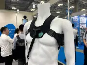 シャープが開発中の「下着にできる水冷服」を熱中症対策イベントに出展