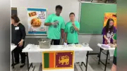 翔凜祭で留学生の母国料理が大人気、中学生演劇も感動的