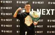 岩田翔吉、11回TKOで初防衛成功　バディージョに強烈な右