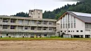 廃校活用のエビ養殖場、新潟・上越で開校間近