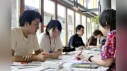 声出さず会話楽しむ「筆談カフェ」佐賀市で開催、参加者「敬語不要と発見」