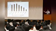 スマホ2時間超で成績低下、愛知・豊明市が中学生に警鐘 脳発達への影響を解説