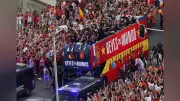 W杯優勝のスペイン代表、凱旋パレードに200万人集結 国王・首相に報告