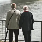肩こりや腕の上がりにくさは老化のサイン？転倒リスクと姿勢改善の重要性