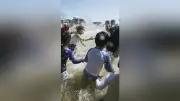 須磨海水浴場で海開き、園児らが水遊び楽しむ 関西も梅雨明け