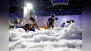 厳しい暑さ続く中 東京都八王子市の室内遊園地「東京あそびマーレ」で雪遊びが楽しめるスノータウンに子供たちの人気集まる