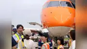 夏休み初日、仙台空港で親子向け仕事探索ツアー 10人が参加