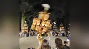 ススキ提灯が竹柱に三段掲げられ鴨都波神社へ、御所市で県指定無形民俗文化財の行事