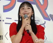 山之内すず、人生初レッドカーペット ピンヒールでランウェイをかっ歩