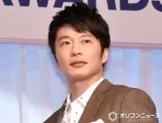 田中圭42歳、金髪メッシュ姿を鈴木おさむ氏が公開 矢崎広とWバースデー