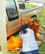 タイ女性看護師、僧侶に触れる戒律破り救命処置 事故で10人死亡