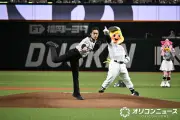 THE RAMPAGE川村壱馬、鷹祭で美しい投球披露 津森宥紀からグラブ贈られ「家宝に」