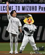T.M.Revolution、鷹祭でノーバン投球！ハリーホークに筋肉アドバイス「デカいだけじゃない」