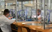 トヨタとBMW、水素燃料電池で包括提携　乗用車向けFCシステムを共同開発