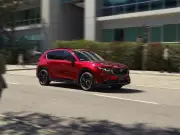 トヨタのEV戦略、航続距離1000km超の新型バッテリー投入へ