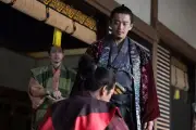 大河『豊臣兄弟！』本能寺の変直前、小栗旬の信長が要潤の光秀に跳び蹴り！ネット衝撃